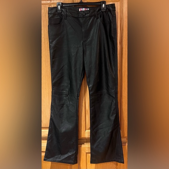 Urban Outfitters High-Rise Vegan‎ Faux Leather Flare Pants Black Size 30 - Picture 8 of 11